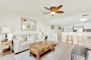un salon avec un canapé et une table dans l'établissement Pelican Isle 301, à Fort Walton Beach