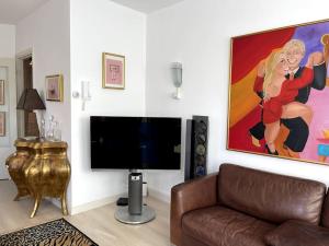 salon z kanapą i telewizorem z płaskim ekranem w obiekcie AA Centrum Appartement w Zandvoort