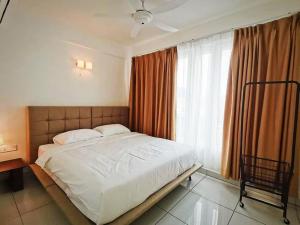 Un dormitorio con una cama grande y una ventana en THE SUNDAVILLE SUITE - EXQUISITE 3 BEDROOMS*8PAX*, en Kuah