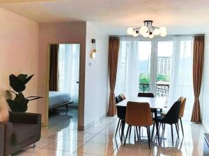 Χώρος καθιστικού στο THE SUNDAVILLE SUITE - EXQUISITE 3 BEDROOMS*8PAX*