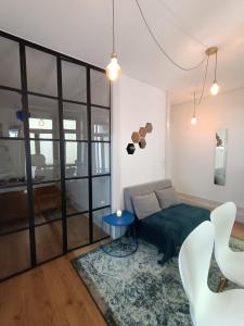 uma sala de estar com um sofá e uma mesa em Pateo Loft no Porto