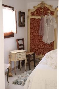 um quarto com uma cama, uma cómoda e um espelho em Trullo Sophie in Valle D'Itria SPA Casa Vacanza di Lusso em Ceglie Messapica