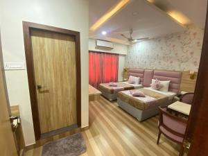 Una cama o camas en una habitación de Hotel Sagar 52 fotos más