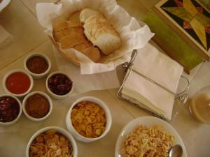 una mesa con tazones de nueces y una hogaza de pan en Vistalba Lodge en Vistalba