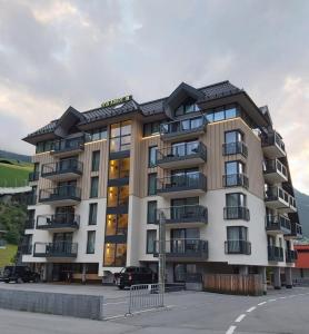 duży budynek apartamentowy na parkingu w obiekcie Top Apart Gaislachkogl w Solden