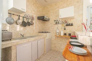 una cucina con tavolo in legno e piano di lavoro di Appartement La Source -Calme avec belle vue mer a Les Trois-Îlets