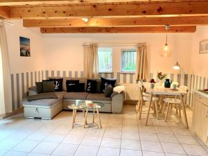Posezení v ubytování Ferienwohnung 5 im Böhler Haubarg