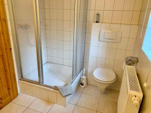 Koupelna v ubytování Ferienwohnung 5 im Böhler Haubarg + 22 fotografií