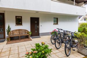 un grupo de bicicletas estacionadas fuera de una casa en Quercus Apartments Bled, en Bled