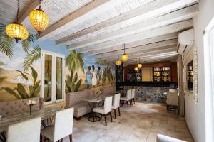 un restaurante con comedor con mesa y sillas en Hotel Casa Canabal by Faranda Boutique en Cartagena de Indias