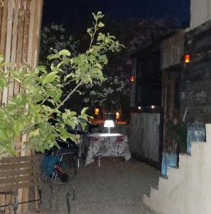 einen Tisch und Stühle im Innenhof in der Nacht in der Unterkunft In Casa in Casta