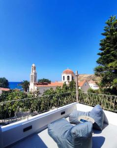 Un balcón con sillas y vistas al océano. en PANORMUS Luxury House, en Panormos Rethymno