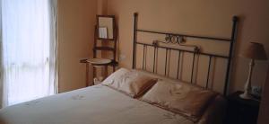 1 dormitorio con 1 cama grande con sábanas blancas en Apartamentos Nevados 28311, en Anciles