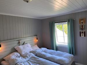 Giường trong phòng chung tại Bryggerhus Og Leilighet