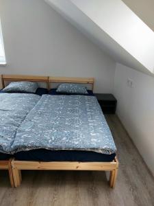 Postel nebo postele na pokoji v ubytování Podkrovní apartmán Matěj