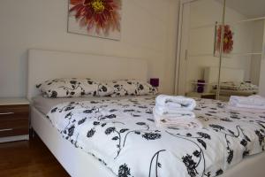 מיטה או מיטות בחדר ב-Apartments Sunshine & Smile