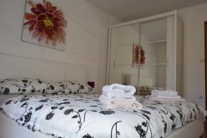Posteľ alebo postele v izbe v ubytovaní Apartments Sunshine & Smile