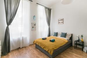 ein Schlafzimmer mit einem Bett und einem großen Fenster in der Unterkunft TKR- Homes in Budapest