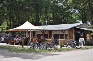 a group of bikes parked in front of a building at Ferienhaus Pepe in Graal-Müritz