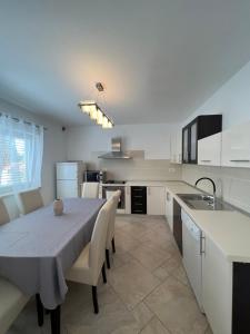 Kuchyň nebo kuchyňský kout v ubytování Ana Exclusive Apartments