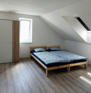 Postel nebo postele na pokoji v ubytování Podkrovní apartmán Matěj