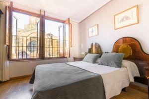 Postel nebo postele na pokoji v ubytování Hospedium Plaza Mayor Salamanca