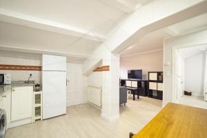 a room with a kitchen and a dining room at El Pico, Apartamento in Ribadesella