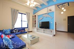 TV a/nebo společenská místnost v ubytování Mediterranean B&B