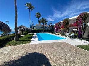 een schaduw van een persoon die naast een zwembad staat bij Apartment Sea View Playa del Ingles in Playa del Inglés