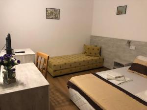 Gallery image of Стаи за гости Южни нощи in Varvara +3 photos