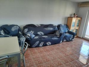 eine blaue Couch im Wohnzimmer in der Unterkunft Apartament deosebit in Reşiţa