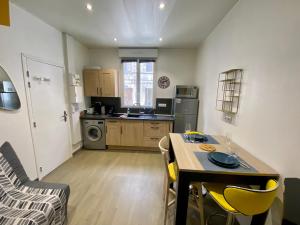 Kuchyň nebo kuchyňský kout v ubytování Le Pissarro - Petit appartement trois personnes - 061