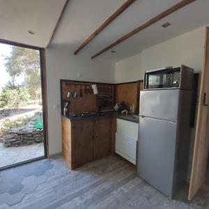 een keuken met een witte koelkast en een raam bij In casa in Casta