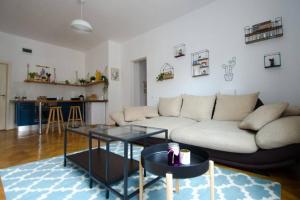 - un salon avec un canapé et une table dans l'établissement Stylized and modern apartment in Bucharest, à Bucarest