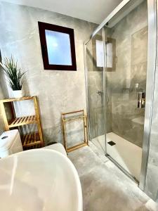 ein Bad mit einer Dusche und einem Waschbecken in der Unterkunft Mezquita Apartamento in Córdoba