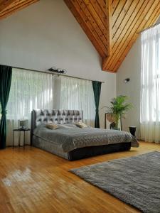 En eller flere senge i et værelse på Vila su sauna ir baseinu gamtos apsuptyje