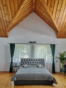 En eller flere senge i et værelse på Vila su sauna ir baseinu gamtos apsuptyje
