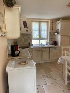 Nhà bếp/bếp nhỏ tại Gite les Merlettes