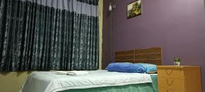 Ένα ή περισσότερα κρεβάτια σε δωμάτιο στο RUMAH INAP BANDAR PERDANA +2 φωτογραφίες