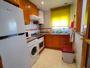 a kitchen with a washing machine and a washer at ACV - Marina Trebol III-2ª linea planta 1 norte-3h in Oropesa del Mar
