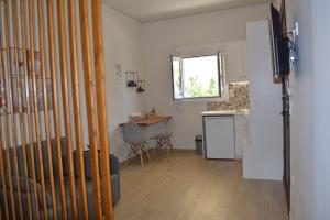 salon ze stołem i kuchnią w obiekcie Garden&Sea studio w Kalamácie