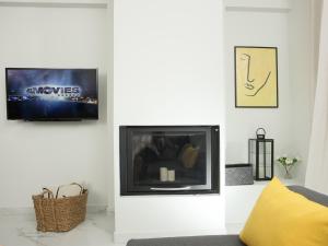 Televízia a/alebo spoločenská miestnosť v ubytovaní Sweet Harmony ! 70m from Rapsani Beach !