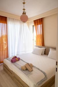 een slaapkamer met een groot bed en 2 handdoeken bij Amazing Sea View, Rafina Port, Athens Airport, Self-Check-in in Rafina