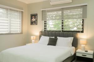เตียงในห้องที่ Accra Luxury Apartments @ Silicon Square