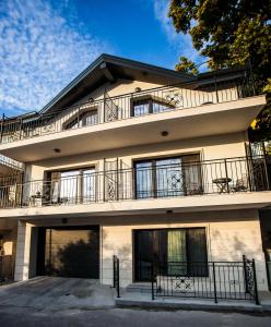 un edificio con balcones encima en Вила Чайка, Villa Chaika, en Balchik