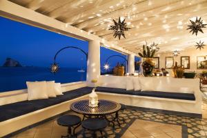 A seating area at Hotel Lisca Bianca