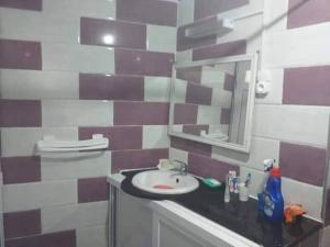 y baño con lavabo y espejo. en Suite home beldj, en Tipaza