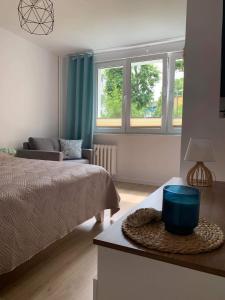 una camera con un letto e un tavolo e due finestre di Na Fali 17 - Sopot a Sopot