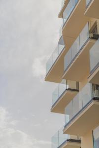 una facciata di un edificio con balconi in vetro di Hotel Felicioni a Pineto