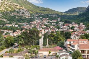 Vista generica sulle montagne o vista sulle montagne dall'interno dell'appartamento